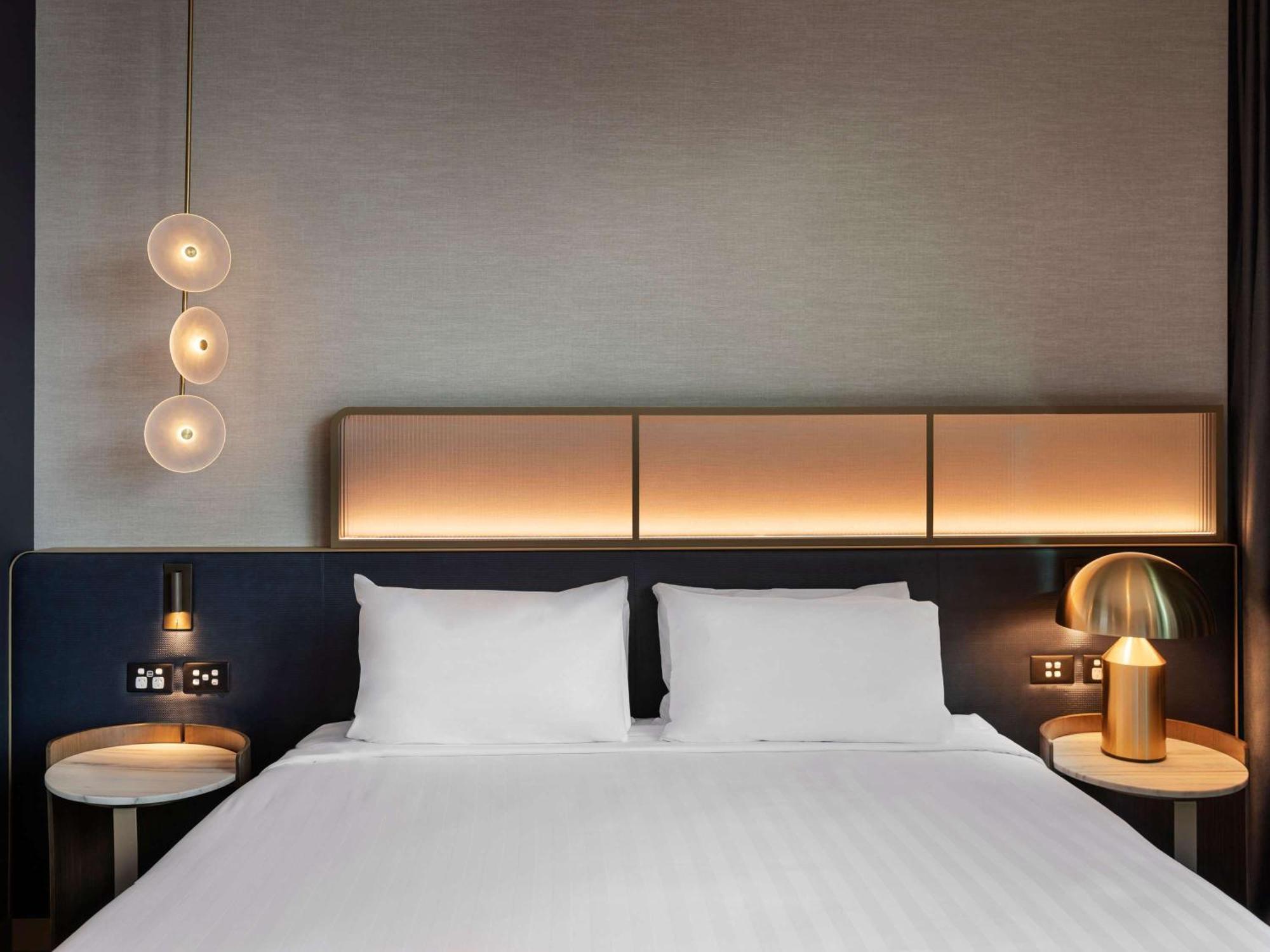 Pullman Auckland Airport Hotell Exteriör bild A bedroom at the hotel